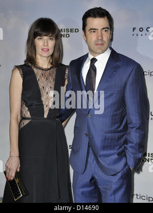 6. Dezember 2012 - Los Angeles, Kalifornien, USA - Rosemarie DeWitt, Ron Livingston an der Los Angeles-Premiere von "Promised Land" bei der Directors Guild Of America in Los Angeles, Kalifornien am 6. Dezember 2012 statt. 2012 (Kredit-Bild: © D. Long/Globe Photos/ZUMAPRESS.com) Stockfoto