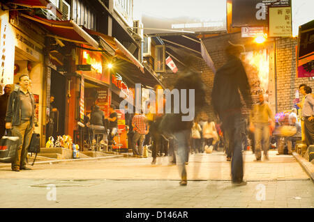 Masse der Expatriate und Büroangestellte in Lan Kwai Fong von Hong Kong. Lan Kwai Fong ist populäre Unterhaltung Straße für Expatriates und Büroangestellte um Central Hong Kong, voller Kneipen, Bars und Restaurants.-6. Dezember 2012. Stockfoto