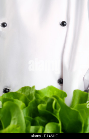 Koch in schwarz und weiß-Uniform mit frischer Butter Salat Stockfoto