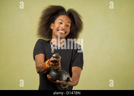 Jungen begeisterten Afroamerikaner mit einem Joystick spielen Stockfoto