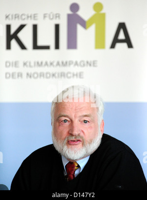 Nobelpreis Laureatus Olav Hohmeyer Universität Flensburg spricht über das Klimaschutzkonzept der Evangelisch-Lutherischen Kirche von Norddeutschland in den Landtag in Kiel, Deutschland, 6. Dezember 2012. Bis jetzt ist dies in Deutschland der erste Klimaschutzkonzept vorgestellt von einem kirchlichen Verband. Foto: Carsten Rehder Stockfoto