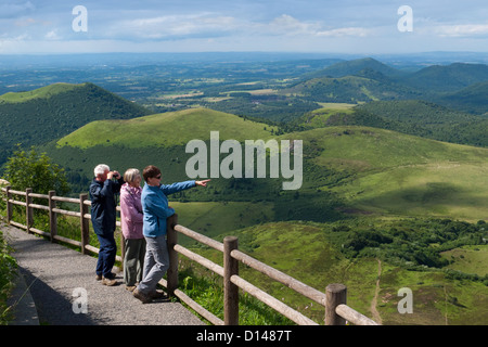 Touristen-Blick vom Gipfel des Puy de Dome auf die Vulkanlandschaft des Puy de Dome in der Auvergne, Frankreich Stockfoto