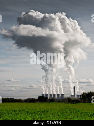 Federn von Dampf steigt von Drax Power Station in Selby, North Yorkshire, West-Europa größte Kraftwerk Stockfoto