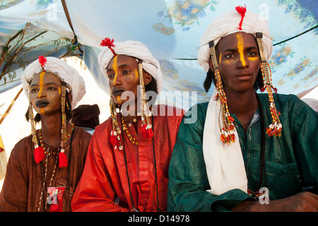 Drei junge Wodaabe Nomaden sind bereit für das jährliche Festival der Gerewol der Schönheit und des Tanzes im Norden Nigers Stockfoto