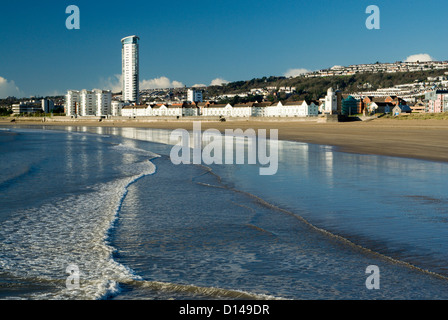 Swansea Uferpromenade und Meridian Tower, Swansea, Südwales. Stockfoto