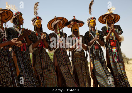 Wodaabe junge Männer sind die traditionelle Gerewol-Tanz auf dem traditionellen Gerewol-Festival in Nordniger tanzen Stockfoto