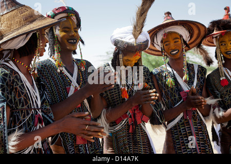 Wodaabe junge Männer sind die traditionelle Gerewol-Tanz auf dem traditionellen Gerewol-Festival in Nordniger tanzen Stockfoto