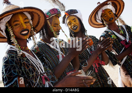 Wodaabe junge Männer sind die traditionelle Gerewol-Tanz auf dem traditionellen Gerewol-Festival in Nordniger tanzen Stockfoto