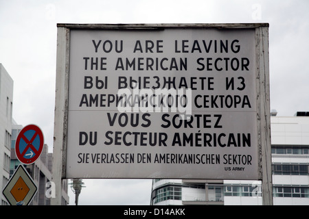 Sie verlassen jetzt den amerikanischen Sektor - Schild am Checkpoint Charlie Berlin Deutschland Stockfoto