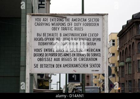 Sie treten nun zum amerikanischen Sektor - Schild am Checkpoint Charlie Berlin Deutschland Stockfoto