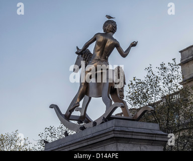 Skulptur eines jungen auf einem Schaukelpferd auf dem Fourth Plinth am Trafalgar Square. "Machtlos Strukturen" von Elmgreen und Dragset Stockfoto