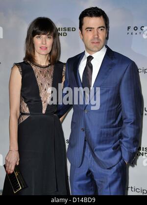 6. Dezember 2012 - Los Angeles, Kalifornien, USA - Rosemarie DeWitt, Ron Livingston an der Los Angeles-Premiere von "Promised Land" bei der Directors Guild Of America in Los Angeles, Kalifornien am 6. Dezember 2012 statt. 2012 (Kredit-Bild: © D. Long/Globe Photos/ZUMAPRESS.com) Stockfoto