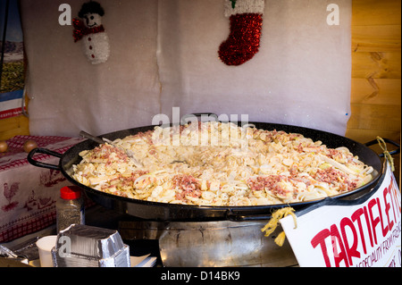 Weihnachten-Marktstand traditionelle französische Küche Tartiflete in einer riesigen Pfanne kochen. Stockfoto