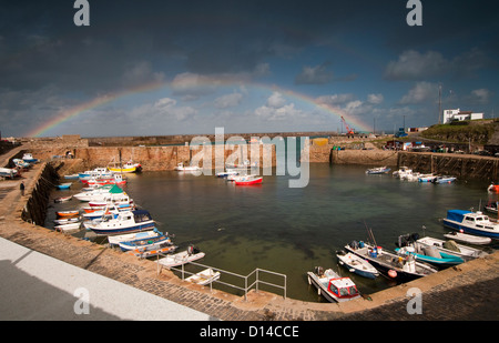 Ein Regenbogen über dem Hafen von Braye auf Alderney, Kanalinseln Stockfoto