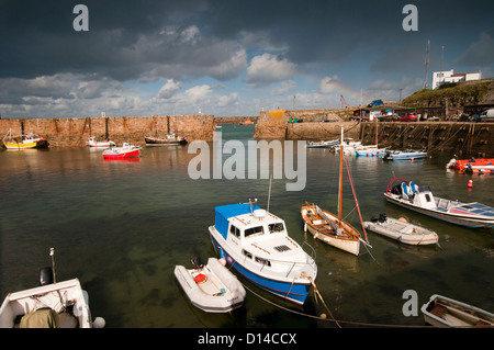 Ein Regenbogen über dem Hafen von Braye auf Alderney, Kanalinseln Stockfoto