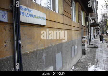 Sofia, Bulgarien. 6. Dezember 2012. Vor einer typischen Kommunistischära Appartementhaus in der Nähe von Stochna Gara in Sofia. Diese riesigen Gebäuden meist fehlen ausreichende Wartung aber für Geringverdiener erschwinglich sind. Bildnachweis: Johann Brandstatter / Alamy Live News Stockfoto