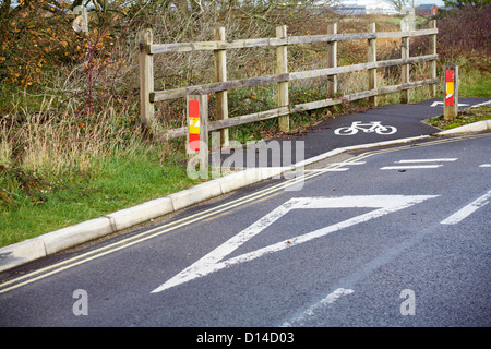 Markierungen auf der Straße für Zyklus Lane und Vorfahrt am Calshot, Hampshire im November Stockfoto