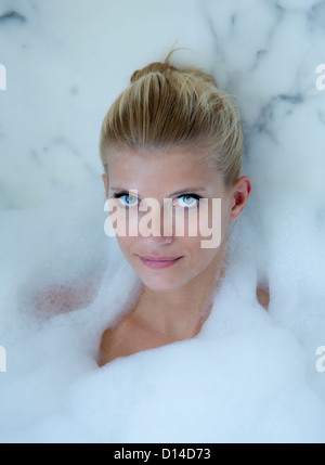Frau im Schaumbad entspannend Stockfoto
