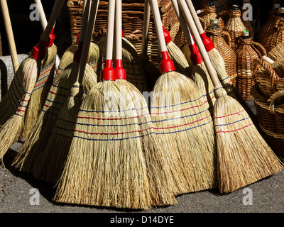 viele handgemachte Besen Stockfoto