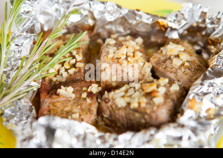 Fleischstücke in Folie gebacken hautnah Stockfoto