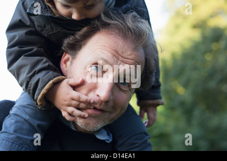 Vater Sohn auf den Schultern tragen Stockfoto