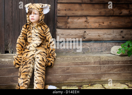 Jungen tragen Tiger Kostüm im freien Stockfoto