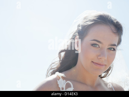 Lächelnde Frau, die im freien Stockfoto