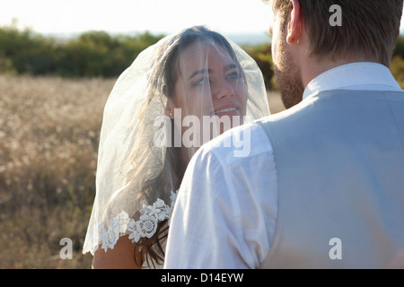 Brautpaar stehend im freien Stockfoto