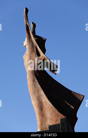 Dolores Ibárruri Statue aus bemaltem Fiberglas vom Bildhauer Arthur Dooley, Clyde Street, Glasgow, Schottland, UK Stockfoto