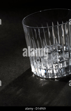 Leeres Glas aus Eis auf Tisch Stockfoto