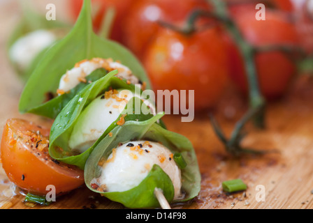 Käse mit Kräutern und Tomaten Stockfoto