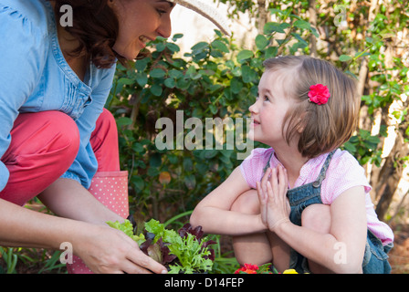 Mutter und Tochter zusammen im Garten Stockfoto