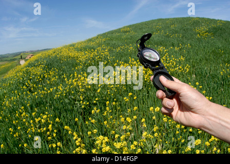 Mannes Hand Holding Kompass Stockfoto