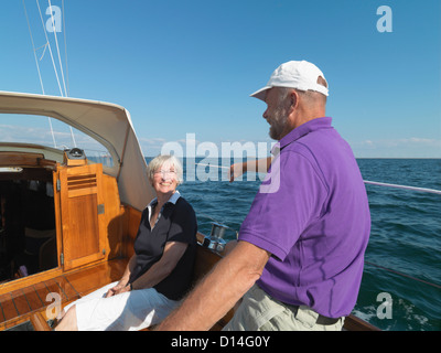 Älteres Ehepaar zusammen am Meer segeln Stockfoto