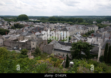 Ein Blick auf die französische Stadt Chinon im Loire-Tal. Stockfoto