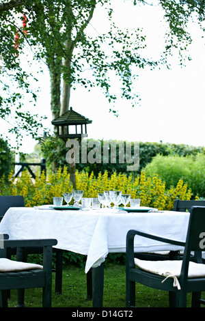 gedeckter Tisch im freien Stockfotografie - Alamy