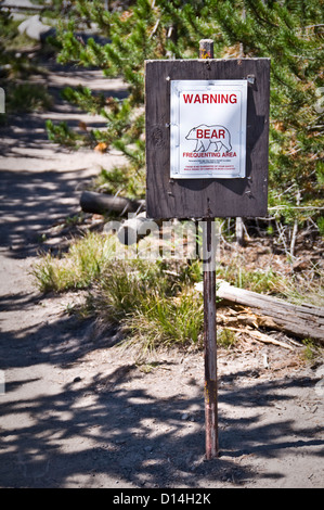 Warnschild über Bären auf einem Pfad - String Lake, Grand-Teton-Nationalpark, Wyoming, USA Stockfoto