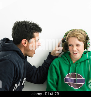 Vater in jungen Ohrhörer schreien Stockfoto