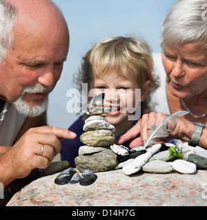 Älteres Paar und Enkelin im freien Stockfoto