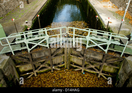 Schleuse am Canal Saint-Martin in Paris. Frankreich. Stockfoto