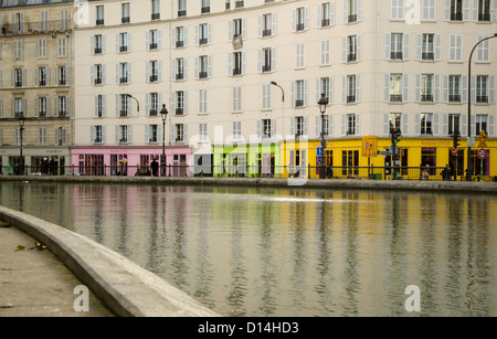 Fassade des Paris Geschäfte am Canal St. Martin, Paris, Frankreich. Stockfoto