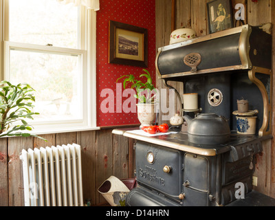 "Ideale Sunshine" Vintage gusseiserne Ofen Dekor in Home Interior, USA Stockfoto