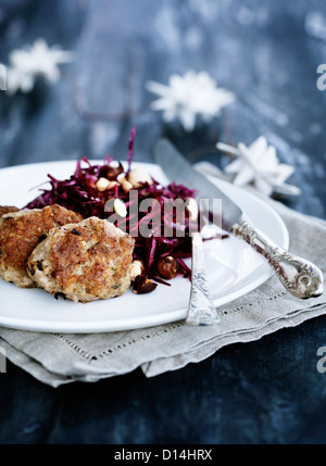 Teller mit Hackfleischbällchen und Salat Stockfoto