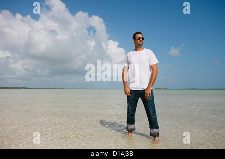Mann im Wasser am tropischen Strand Stockfoto