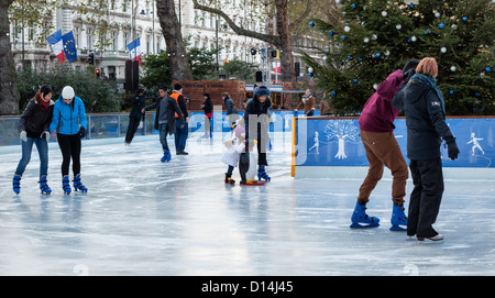 Menschen, die auf die temporäre Eisbahn am Natural History Museum, South Kensington, London Stockfoto