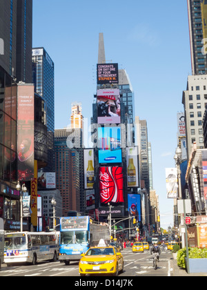 Taxi und doppelte Decker Busse, Times Square, New York Stockfoto