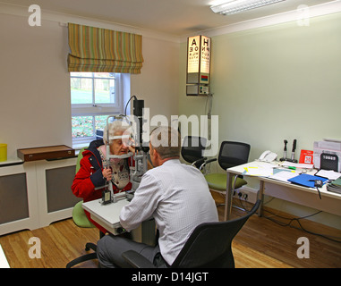 Eine alte Frau, die ihre Augen für Katarakte durch einen Berater Augenarzt getestet Stockfoto