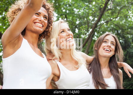 Lächelnde Frauen zusammenstehen Stockfoto