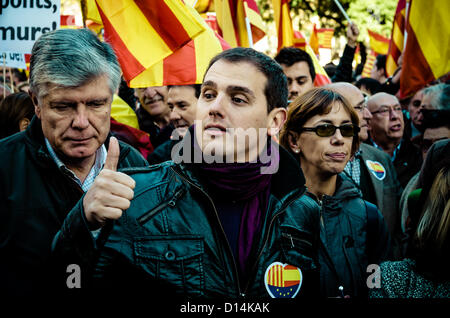 Barcelona, Spanien. 6. Dezember 2012. Albert Rivera, beliebter Präsident der politischen Partei "Ciutadans" verbindet den Marsch gegen katalanischen Nationalismus und Unabhängigkeit Stockfoto