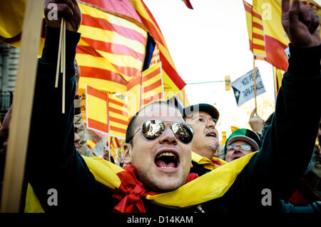 Barcelona, Spanien. 6. Dezember 2012. Demonstrant für einen geeinten Vaterland und gegen eine hypothetische Unabhängigkeit von Spanien Spanisch und Katalanisch Fahnen schwenkten. Stockfoto